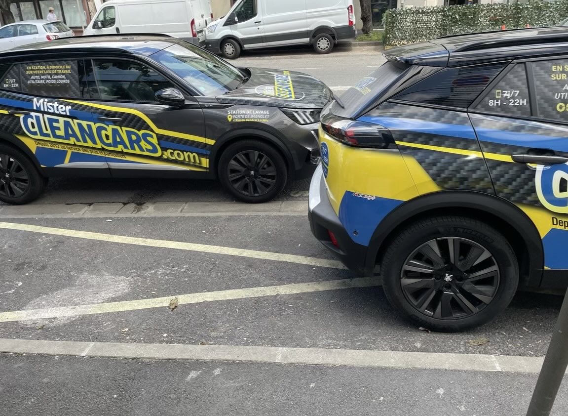 Deux Peugeot aux couleurs de Mister Clean Cars, véhicules d'intervention de l'équipe